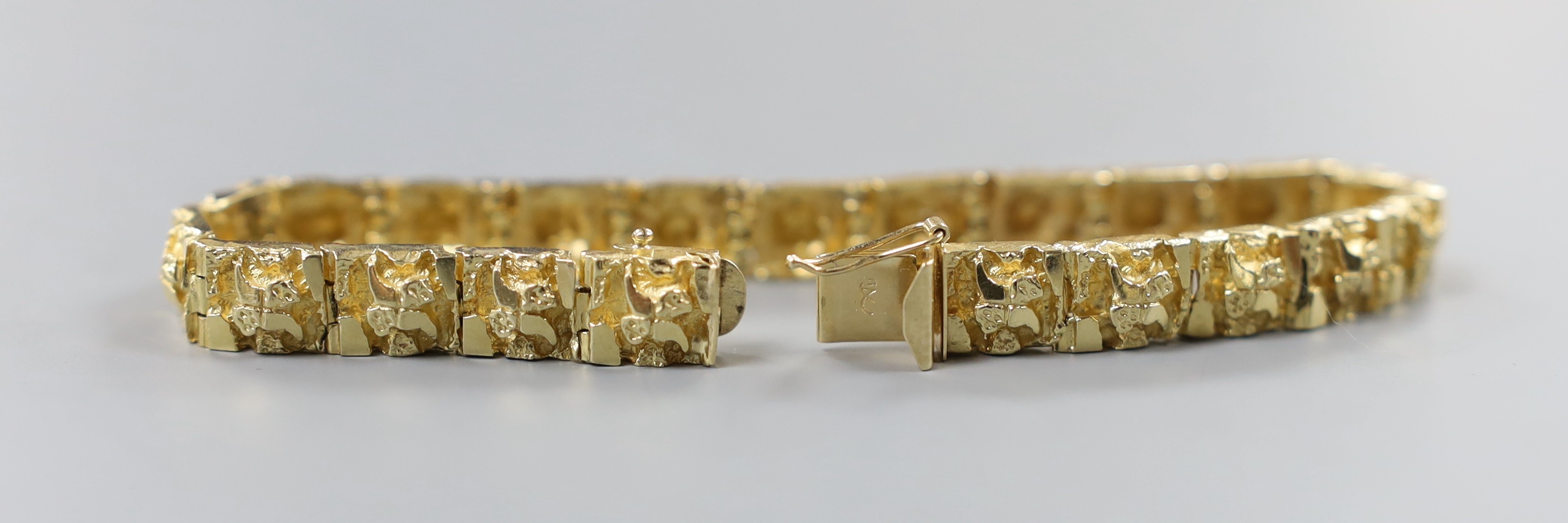 A modern textured 14ct bracelet, 18cm